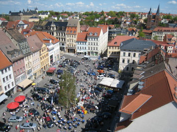 Menschenmasse auf dem Altenburger Markt, von oben fotografiert