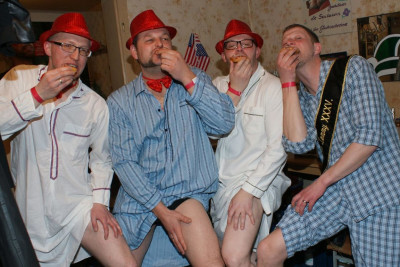 Junge Herren in Nachtwäsche