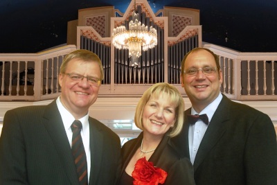 Thomas Wicklein, Adelheid Brandstetter und Milko Milev vor der Orgel der Gnadenkapelle Altenburg
