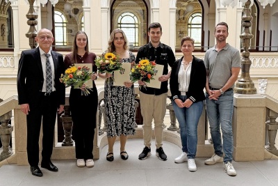 v.l.n.r. Landrat Uwe Melzer, Angelina Graulich, Annie Fahr, Kevin Scholz, Ausbildungsleiterin Sabine Lehmann und Personalabteilungsleiter Matthias Noll
