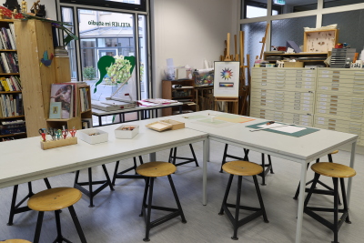 Ansicht in das ATELIER im stduio mit Werkbänken und Gestaltungsutensilien