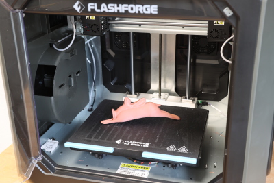 3D-Drucker im studio digital mit einer gedruckten Figur