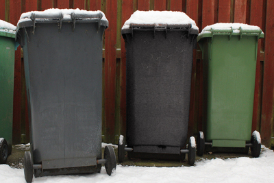 Mülltonnen mit Schnee bedeckt