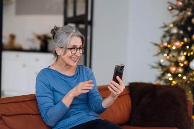 Lächelnde Seniorin beim telefonieren zu Weihnachten