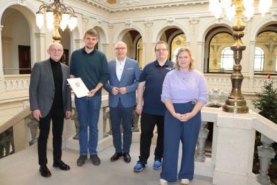 Im Foto von links nach rechts: Uwe Melzer (Landrat), Thorben Hornung (Valere Agrar Service GmbH), Michael Apel (Leiter des Fachdienstes Wirtschaft und Tourismus im Landratsamt), Marcus Raschke (Projektsteuerer für das Bundesprogramm "UNTERNEHMEN REVIER" bei der Stabsstelle Strukturwandel im Burgenlandkreis) und Pia Castell (Projektleitung UNTERNEHMEN REVIER, Regionalpartner im Bundesmodellvorhaben, Metropolregion Mitteldeutschland Management GmbH)