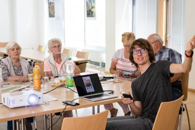 Senioren hören einem Referenten zu