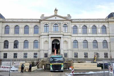 Mit einem LKW-Ladearm wurden die Balken für die Deckenstabilisierung ins Museum gehoben.