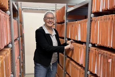 Fachdienstleiterin Silke Manger im Archiv, in dem etwa 20.000 Papierakten lagern.