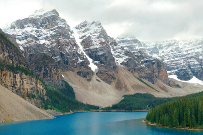 Moraine Lake mit schneebedeckten Bergen des Banff-Nationalpark in Kanada