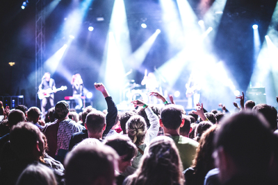 Menschen die auf einem Konzert sind