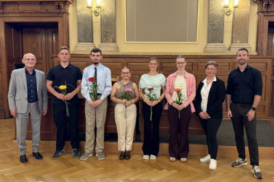 Landrat Uwe Melzer, Matthias Noll und Sabine Lehmann begrüßen die neuen Azubis: v. l. n. r. Pierre Bühner, Julian Tritschler, Laura Alexandra Kinder, Angelina König und Lillith Schulz.