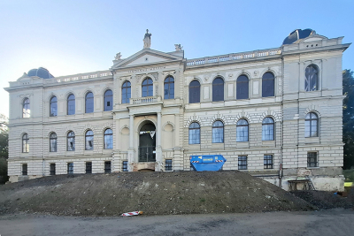 Riesiger Erdwall vorm Lindenau-Museum