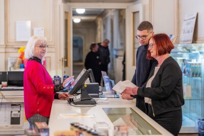 Zwei Personen informieren sich an der Kasse im residenzschloss