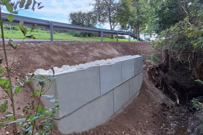 Eingebaute Schutzplanken und Bankettbefestigung an der Straße K201