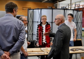 Landrat Uwe Melzer (zweiter v.r.) im Gespräch mit Ausstellern und Besuchern der Messe