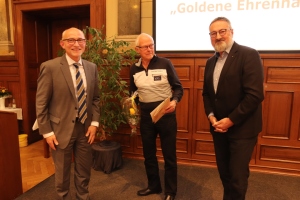 Ehrenamtsgala 2022: (v.l.) Landrat Uwe Melzer, Preisträger Karl-Heinz Zawesky, Frank Krätzschmar (Vorsitzender des Stiftungsvorstandes der Thüringer Ehrenamtsstiftung)