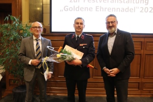 Ehrenamtsgala 2022: (v.l.) Landrat Uwe Melzer, Preisträger Torsten Wirth, Frank Krätzschmar (Vorsitzender des Stiftungsvorstandes der Thüringer Ehrenamtsstiftung)