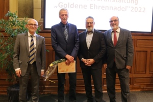 Ehrenamtsgala 2022: (v.l.) Landrat Uwe Melzer, Preisträger Wolf-Dieter Thoms, Frank Krätzschmar (Vorsitzender des Stiftungsvorstandes der Thüringer Ehrenamtsstiftung), Wolfgang Scholz (Bürgermeister von Gößnitz)