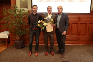 Ehrenamtsgala 2022: (v.l.) Ulf Schnerrer (Kreissportbund Altenburger Land e.V.), Preisträger Olaf Kunze, Wolfgang List (VC Altenburg)