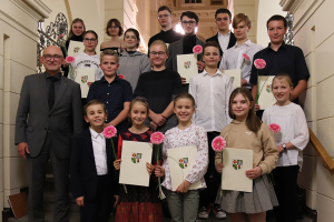 Zum Gruppenbild mit Landrat Uwe Melzer (links) versammeln sich die Geehrten im Lichthof.