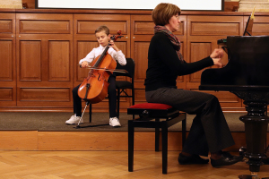 Anton Dietze spielt auf dem Violoncello von J. B. Breval das Stück Concertino Nr. 1 F-Dur 1. Satz Allegro