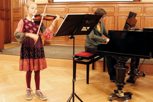 Alexandra Mellinhoff spielt auf der Violine den Titel Eagle's Flight von Sheila M. Nelson 