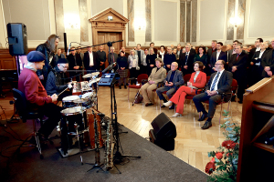 Manuel Schmid und Band spielen vor den zahlreichen Gästen im Landschaftssaal