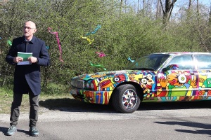 Landrat Uwe Melzer begrüßt die Gäste zur Osterpflanzaktion in Lucka