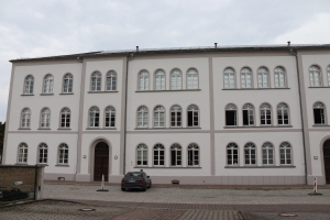 Straßenansicht des neuen Verwaltungsgebäudes in der Schmöllner Schloßstraße.
