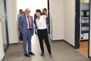 Architektin Ulrike Rust führt Uwe Melzer durch die neuen Räume.