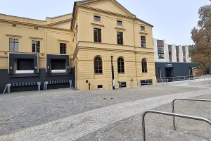 Lkw-Hebebühnen, Heizhaus und neu gepflasterte Außenanlagen