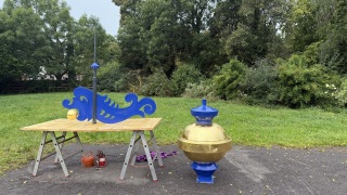 Die neue Wetterfahne und Kuppel für die Burg Posterstein