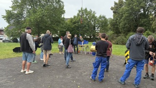 Trotz regnerischem Wetter waren viele Interessierte gekommen.