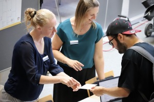 Daniela Kraus und Marie-Luise Gerhardt vom Arbeitskreis Schulewirtschaft im Gespräch mit Besuchern.