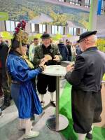 Die Altenburger Futterschroter mit Landrat Uwe Melzer (rechts) in traditioneller Bauerntracht beim Skatspielen.