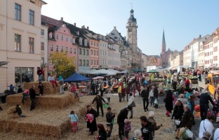 Die große Strohpyramide lädt zum Toben ein!