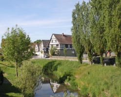 Fachwerkhäuser und Pleiße in Großstöbnitz