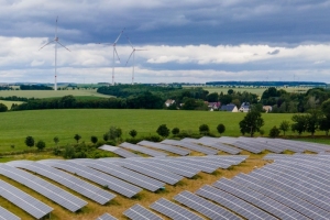 Solaranlage in Schmölln am Kapsgraben auf der "Deponie Am Kapsgraben" - Am Horizont die vier höchsten Windräder im Landkreis 216 Meter hoch bei Mohlis